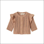 Eine gestrickte, hellbraune Baby-Strickjacke mit langen Ärmeln, Rüschendetails an den Schultern und vier Holzknöpfen auf der Vorderseite auf weißem Hintergrund.