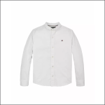 Weißes, langärmeliges Hemd mit Knopfleiste, Mandarinkragen und einem kleinen gestickten Logo auf der linken Brust auf weißem Grund.