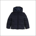 Schwarze Kapuzenjacke mit Reißverschluss an der Vorderseite und zwei Seitentaschen mit Reißverschluss auf weißem Hintergrund.