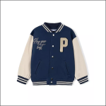 Eine blau-beige Uniformjacke mit gestreiften Manschetten und Kragen, einem großen "P"-Aufnäher auf der linken Brust und dem aufgestickten Schriftzug "Play your best" auf der rechten Brust.