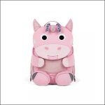 Ein rosafarbener Kinderrucksack, der wie ein lächelndes Cartoon-Einhorn aussieht, mit großen Augen, Ohren, einer Schnauze und bunten geflochtenen Griffen, die einer Mähne ähneln.