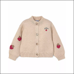 Beigefarbene Strickjacke mit großen Knöpfen und roten Erdbeeraufnähern an den Ärmeln und auf der Brust sowie einer aufgestickten "Erdbeere" über dem Brustaufnäher. Die Strickjacke hat einen gerippten Kragen, Manschetten und Saum.