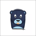 Ein marineblauer Kinderrucksack, der wie ein Bärengesicht aussieht, mit hellblauen Ohren, einer blauen Schnauze, großen Augen und einer kleinen orangefarbenen Zunge, vor einem weißen Hintergrund.