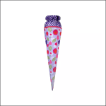 Eine bunte, kegelförmige Geschenktüte mit roten, lila und grünen Blumenmustern und einem lila-weiß gestreiften Stoffverschluss. Die Tasche steht mittig auf einem weißen Hintergrund.