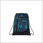 Ein schwarzer Kordelzug Turnbeutel mit einem blauen und grünen abstrakten geometrischen Muster auf der Vorderseite und eine Tasche mit Reißverschluss. Der Beutel hat dünne schwarze Schultergurte.