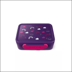 Eine lilafarbene Brotdose mit einem rosafarbenen Riegel und bunten Illustrationen von Regenbögen und Wolken auf dem Deckel.