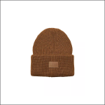 Braune Strickmütze mit breitem, umgeschlagenem Bündchen und einem rechteckigen Aufnäher auf der Vorderseite auf weißem Grund.