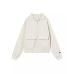 Ein cremefarbener Kapuzenpulli mit Reißverschluss, einer Kapuze, zwei großen Vordertaschen, gerippten Bündchen und kleinen Champion-Logos auf der Brust und dem linken Ärmel. Der Kapuzenpullover liegt flach auf einem einfarbig weißen Hintergrund.