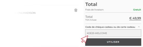 Sur la page de paiement, un montant total de 49,99 € est affiché avec la livraison gratuite. Saisissez le code promotionnel "KOE25-WELCOME" dans le champ bon d'achat/code, qui est mis en évidence par une flèche rouge pointant vers le champ code.