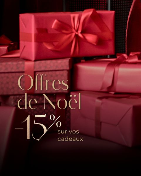 Plusieurs boîtes cadeaux rouges avec des rubans et le texte "Offres de Noël -15% sur vos cadeaux" en doré, qui font la promotion d'une offre de Noël de 15% sur les cadeaux.