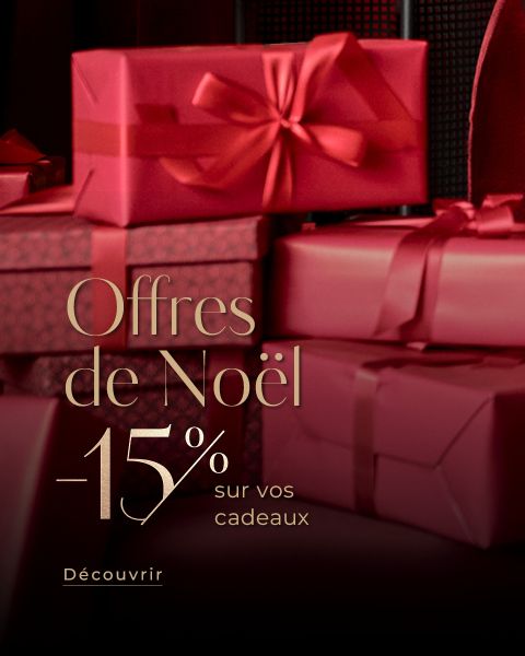 Cadeaux de Noël rouges avec des rubans empilés. Un texte en français fait la promotion d'offres de vacances avec 15 % de réduction sur les cadeaux.