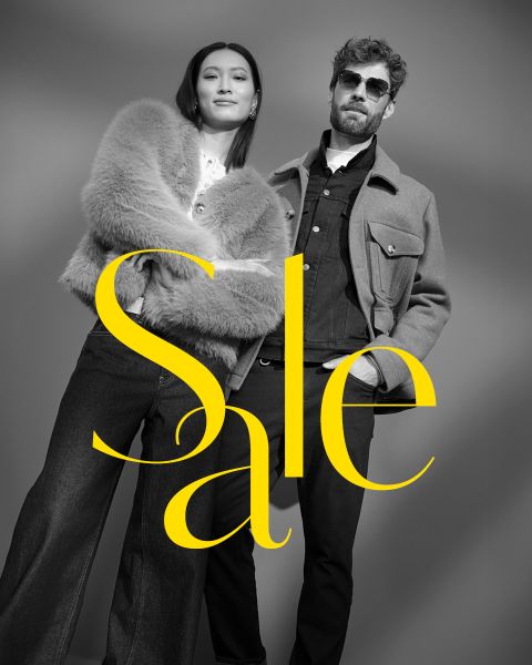 Une femme élégante en manteau de fourrure et un homme avec des lunettes de soleil et une veste posent avec assurance. La photo en noir et blanc est superposée de l'inscription jaune en gras "Sale".