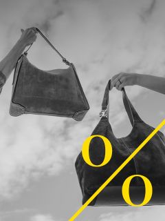 Deux mains tenant chacune un grand sac à main en daim devant un ciel nuageux. L'image est en noir et blanc avec une ligne diagonale jaune et les lettres "o" et "O" en jaune.