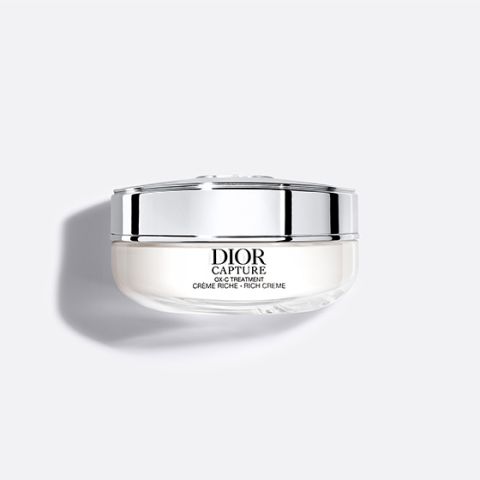 Un pot blanc argenté de la crème riche Capture Dior est représenté devant un fond gris clair uni.