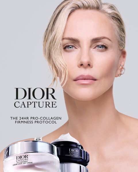 Une femme aux cheveux clairs et aux yeux bleus pose à côté de deux pots de soin Dior Capture avec un texte sur le protocole de fermeté Pro-Collagène 24H.