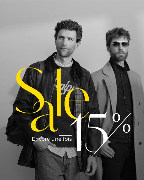 Deux hommes en vêtements d'automne à la mode se tiennent ensemble ; sur l'image, il est écrit en gros "Sale 15%" et "Encore une fois".