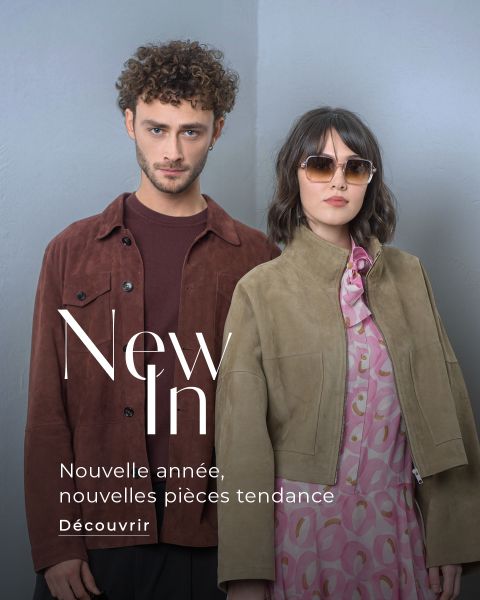 Un homme et une femme portant des tenues élégantes aux tons neutres se tiennent côte à côte ; un texte français fait la promotion de nouvelles pièces tendance pour la nouvelle année.