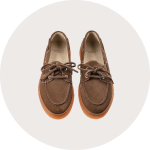 Ein Paar Bootsschuhe aus braunem Wildleder mit hellbraunen Gummisohlen, von oben gesehen auf weißem Hintergrund.