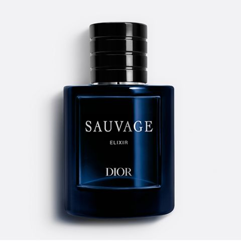 Flacon en verre bleu foncé du parfum Dior Sauvage Elixir avec un bouchon noir, un texte blanc et un design minimaliste sur fond clair.