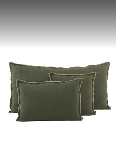 Quatre coussins rectangulaires vert olive avec un bord à froufrous discret sont disposés en deux rangées devant un fond avec un dégradé de couleurs gris et blanc.