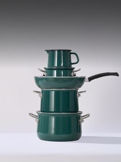 Une pile d'ustensiles de cuisine verts, comprenant des casseroles, des poêles et une tasse, est disposée verticalement devant un fond neutre.