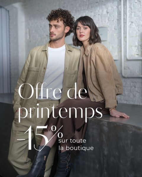 Un homme et une femme en tenue neutre posent dans un intérieur. Le texte est : "Offre de printemps -15% sur toute la boutique.
