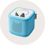 Ein blauer Toniebox-Audioplayer mit katzenförmigen Ohren auf der Oberseite und einem Lautsprechergitter in Form eines Katzengesichts auf der Vorderseite.