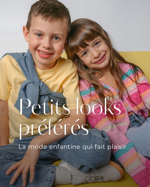 Deux enfants souriants sont assis sur un canapé jaune, vêtus de tenues colorées. Le texte est le suivant : « Petits looks préférés. La mode enfantine qui fait plaisir. »