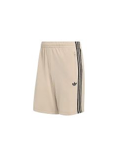 Shorts Adidas beiges avec des rayures noires sur le côté, une taille élastique, une poche zippée et un logo Adidas noir sur la jambe gauche.