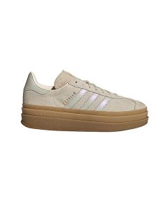 Baskets Adidas Gazelle beiges avec des rayures blanches, inscription dorée "GAZELLE" et une épaisse semelle en caoutchouc sur fond blanc.