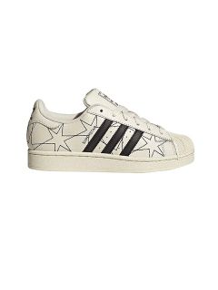Sneaker blanc avec des rayures Adidas noires et des contours d'étoiles noires abstraites sur les côtés ; style bas avec bout texturé.