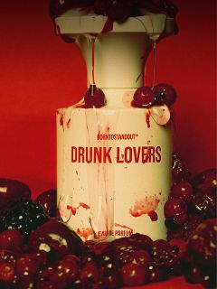 Un flacon de parfum portant l'inscription "DRUNK LOVERS" est éclaboussé de liquide rouge et entouré de cerises et de baies sur un fond rouge foncé.