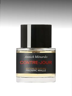 Flacon du parfum Contre-Jour d'Annick Ménardo pour Frédéric Malle, avec bouchon noir et étiquette noire à inscription rouge et blanche.