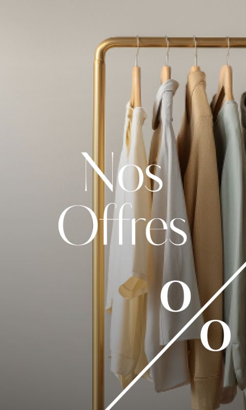 Des vêtements suspendus à un portant doré avec l'inscription "Nos Offres" et un signe de pourcentage indiquant des offres spéciales ou des réductions.