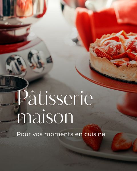 Un gâteau aux fraises sur un présentoir à gâteau rouge, des fraises fraîches, un bol en métal et un mixeur rouge avec l'inscription française : "Pâtisserie maison. Pour vos moments en cuisine.