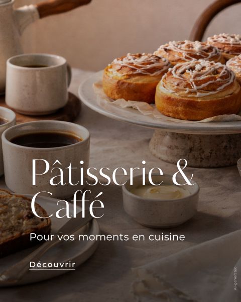 Une table dressée avec du café, des brioches à la cannelle, du pain et du beurre ; Texte : "Pâtisserie & Caffé - Pour vos moments en cuisine. Découvrir."