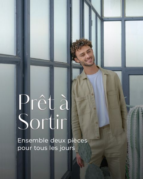 Un homme en tenue beige s'appuie en souriant contre une paroi de verre. Le texte est le suivant : "Prêt à Sortir. Ensemble deux pièces pour tous les jours."