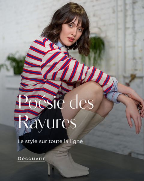 Une femme en chemise rayée et bottes beiges est assise sur un banc dans une pièce moderne et élégante. Un texte en français fait la promotion d'une collection de mode rayée.
