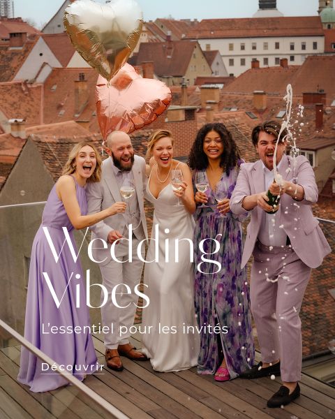 Cinq personnes déguisées font la fête sur une terrasse sur le toit avec des boissons et des ballons en forme de cœur. Une personne vaporise du champagne. Le texte est "Ambiance mariage".