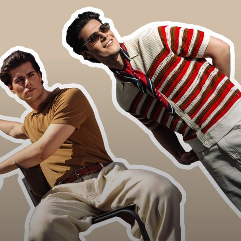 Deux jeunes hommes posent avec style ; l'un porte un polo marron clair et un pantalon crème, l'autre une chemise à rayures rouges, des lunettes de soleil et une écharpe devant un fond beige.