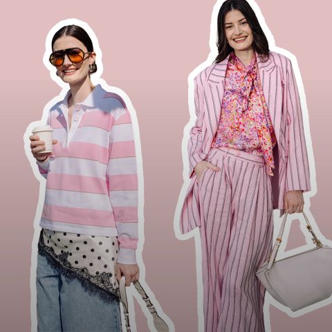 Deux femmes vêtues avec style, l'une portant un maillot de rugby à rayures roses et un jean, l'autre un costume rose à rayures tennis avec un chemisier à fleurs, toutes deux portant des sacs.