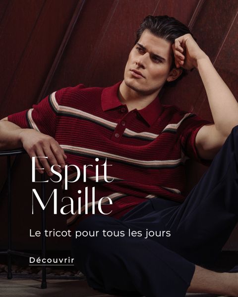 Un homme en polo rayé rouge est assis pensivement contre un mur en bois. Le texte dit : "Esprit Maille, Le tricot pour tous les jours, Découvrir.