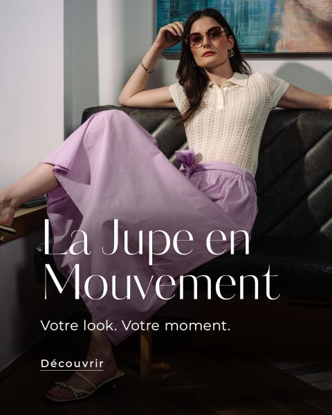 Une femme portant des lunettes de soleil et un haut couleur crème avec une jupe lavande est assise sur un banc. Des superpositions de texte en français font la promotion d'une collection de mode.