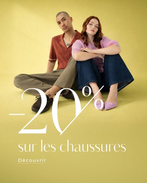 Deux personnes sont assises sur un sol jaune avec une superposition de texte en français indiquant une réduction de -20 % sur les chaussures. L'une porte des chaussures marron, l'autre des talons roses.