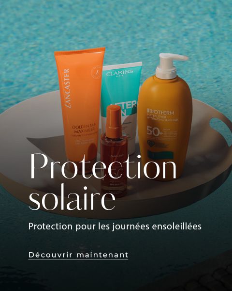 Vier Sonnenschutz- und Bräunungsprodukte sind an einem Pool ausgestellt, wobei sich das Sonnenlicht im Hintergrund auf dem Wasser spiegelt. Der Text wirbt für den Sonnenschutz.