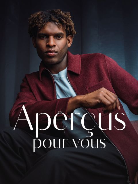 Un homme en veste bordeaux est assis avec assurance devant un fond sombre. Le texte français est : « Aperçus pour vous. ».