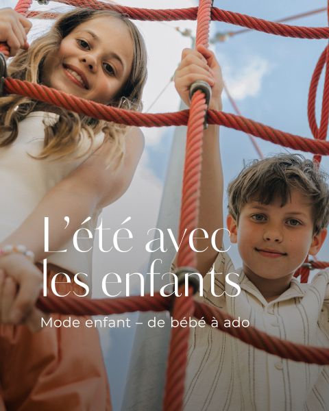 Deux enfants grimpent sur une aire de jeux sur des cordes rouges et sourient à la caméra sous un ciel bleu éclatant. Du texte en français superpose l'image.