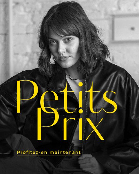 Une femme en veste de cuir noire est assise et regarde l'appareil photo. En lettres jaunes, il est écrit "Petits Prix" et "Profitez-en maintenant".