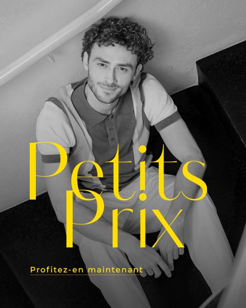 Un homme aux cheveux bouclés est assis sur un escalier, regarde vers le haut et sourit. En lettres jaunes, il est écrit "Petits Prix" et "Profitez-en maintenant".