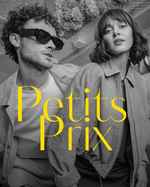 Un homme élégant avec des lunettes de soleil et une femme dans une veste posent ensemble ; en lettres jaunes et grasses, il est écrit "Petits Prix".
